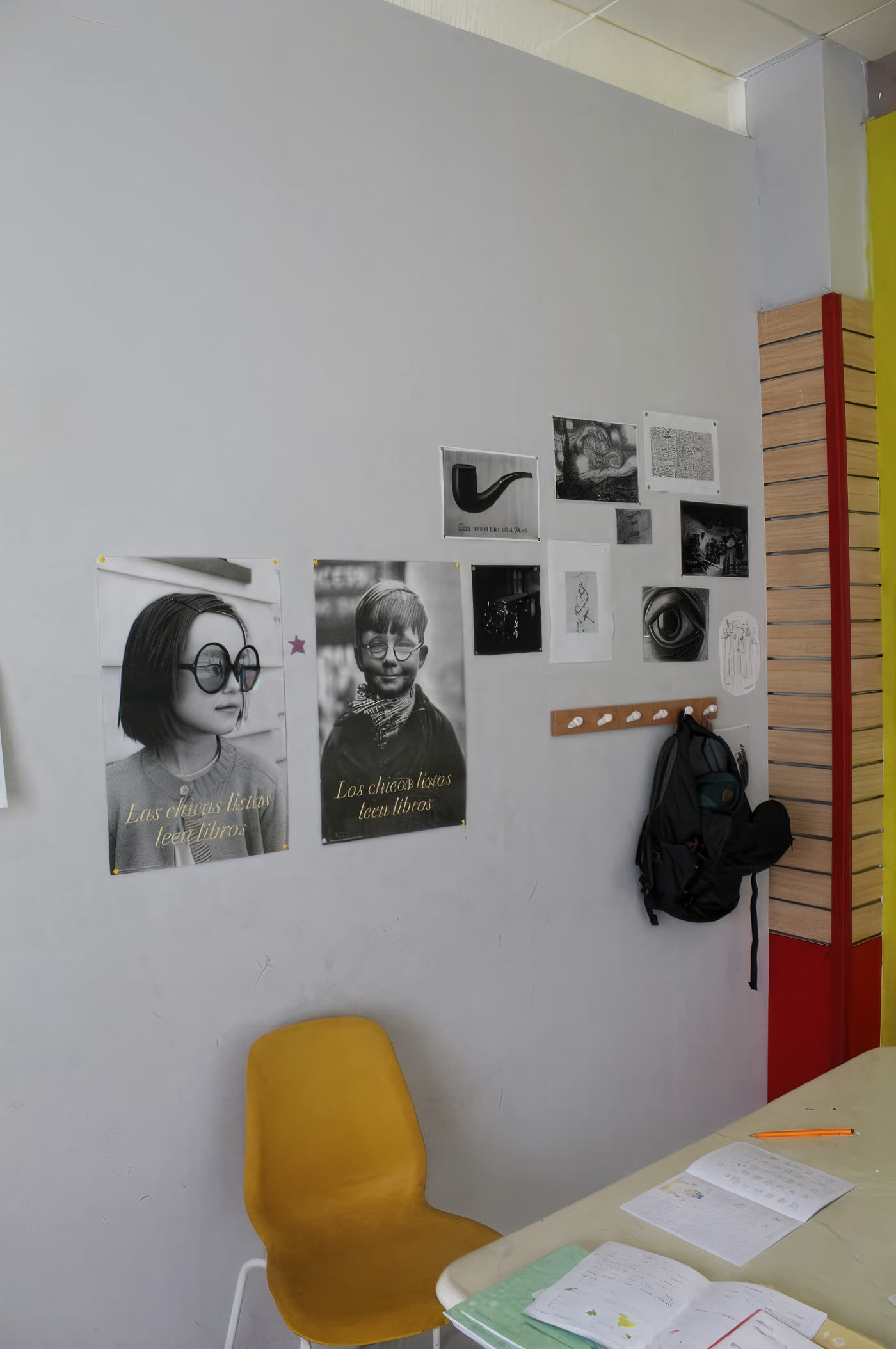 Aula de Academia Avanza en Arrecife con pósters de estudio